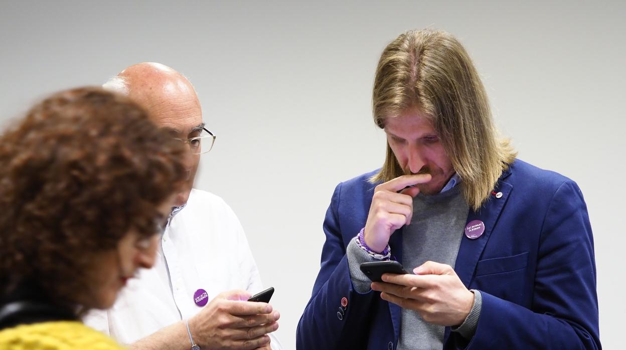 El secretario general de Podemos en Castilla y León, Pablo Fernández, sigue la evolución de los votos