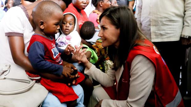 La Reina comienza su visita a Mozambique con un chaleco rojo de cooperante