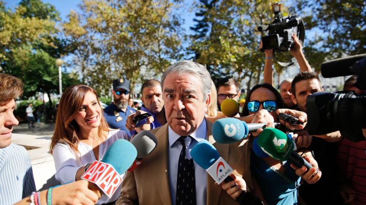 José María Corbín, atendiendo a los medios de comunicación en Valencia