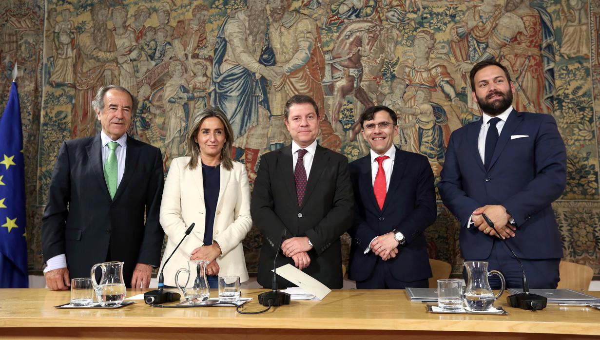 Milagros Tolón, Emiliano García-Page, Alberto Durán y Erwan de Villeón, entre otros, en la firma del convenio en el Palacio de Fuensalida