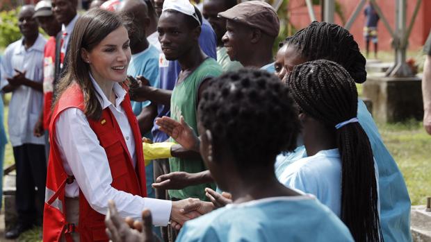 La Reina visita «lo mejor de España» en la zona cero del ciclón de Mozambique