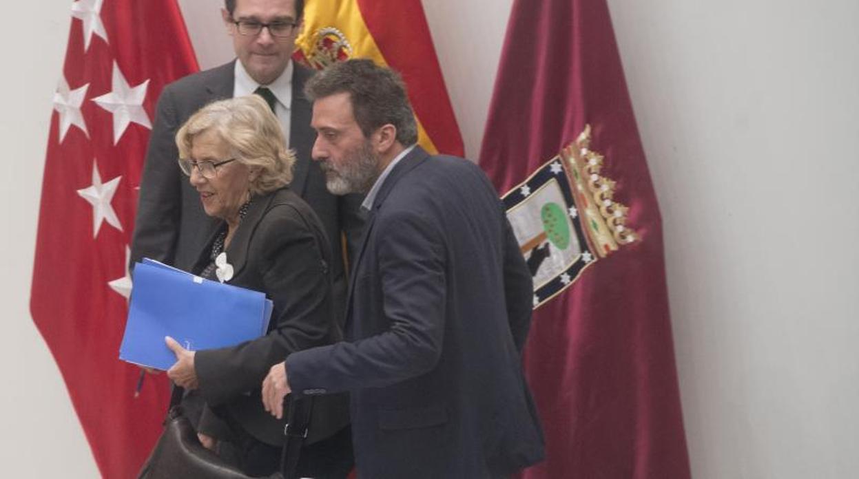 La alcaldesa Manuela Carmena y el tercer teniente de alcalde, Mauricio Valiente, de IU, ayer, en el Pleno