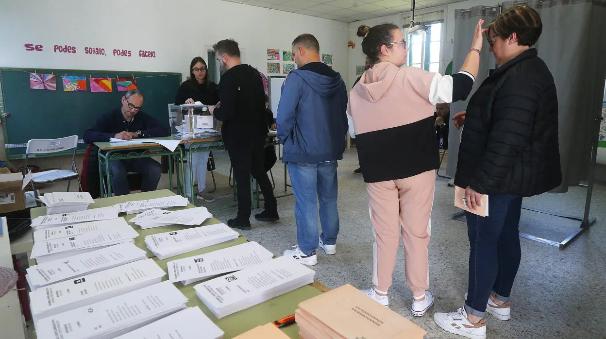 Electores, el pasado 28-A, en una mesa electoral de Santiago