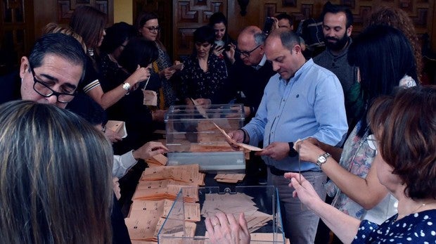 El PSOE también supera en senadores al PP al «quitarle» dos más en Segovia y Zamora