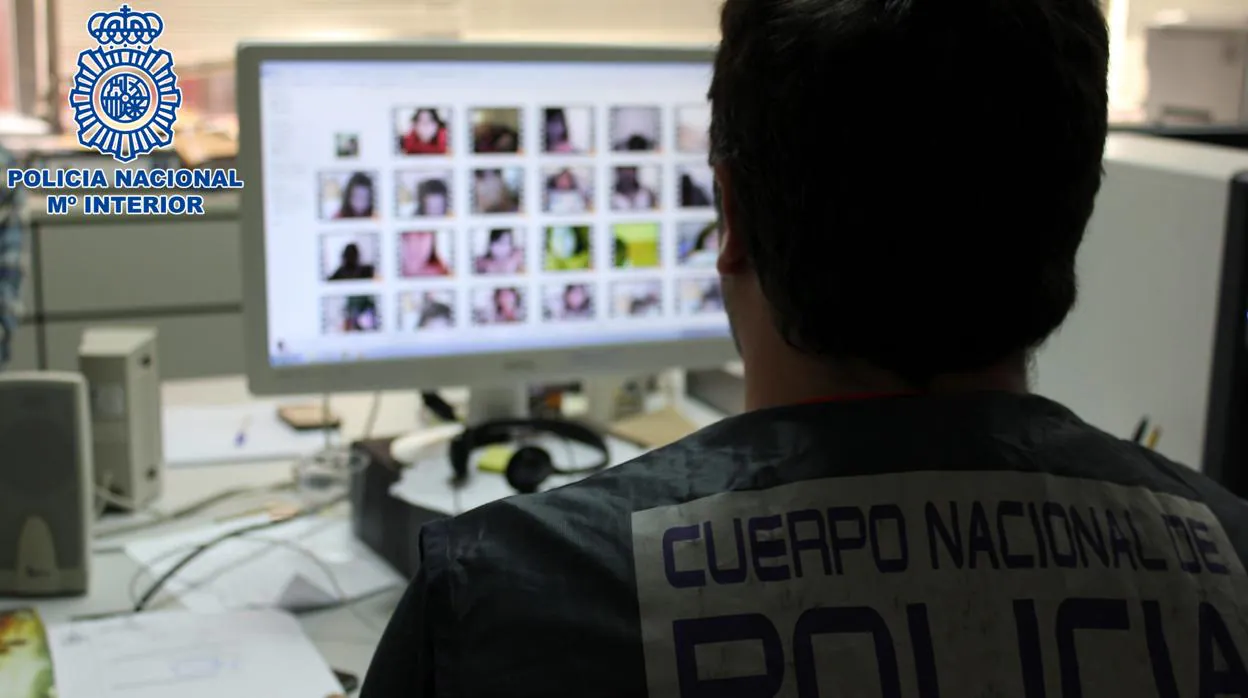 Un especialista de la Policía Nacional, durante una investigación contra la pornografía infantil
