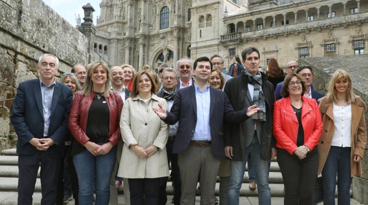 Gonzalo Caballero y los diputados del PSdeG para el Congreso y Senado posan en la Praza do Obradoiro.