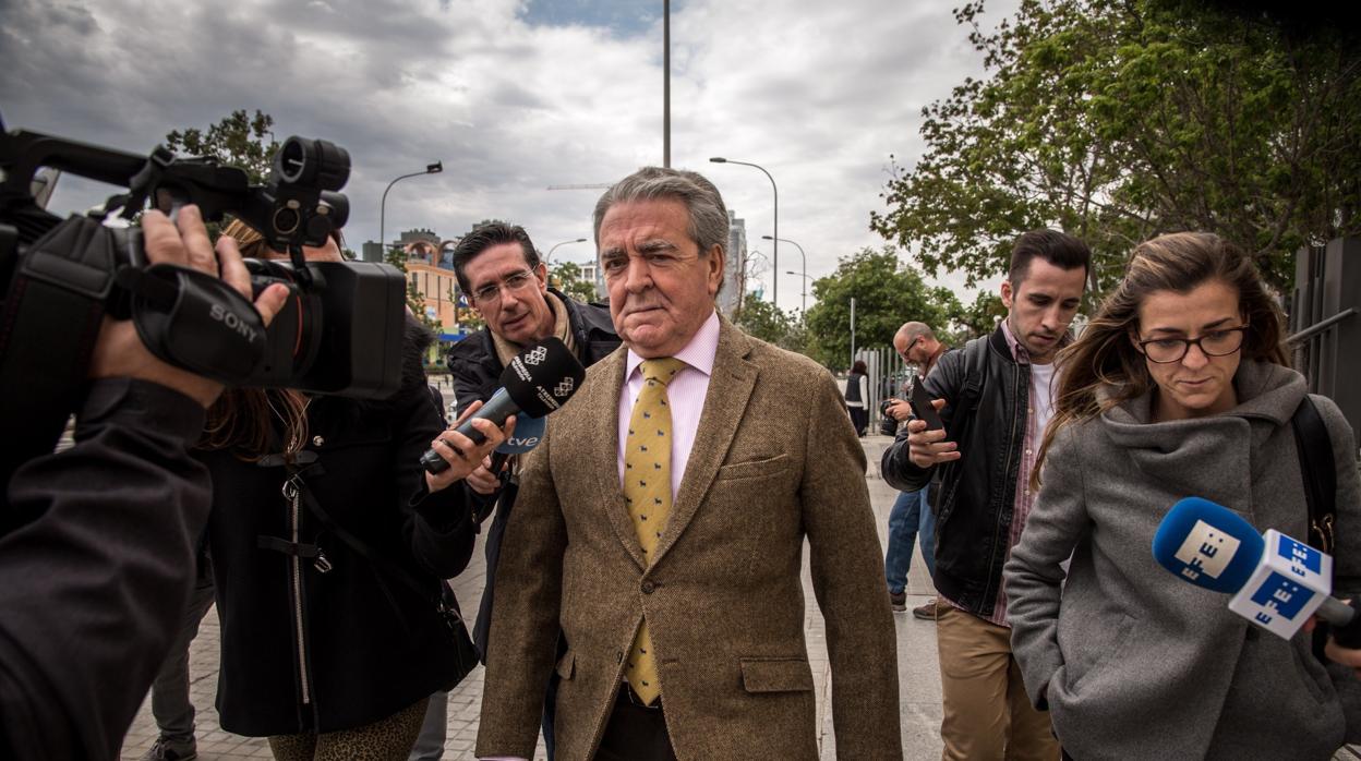 José María Corbín, este jueves en la Ciudad de la Justicia de Valencia, junto a su hija, Rita Corbín Barberá