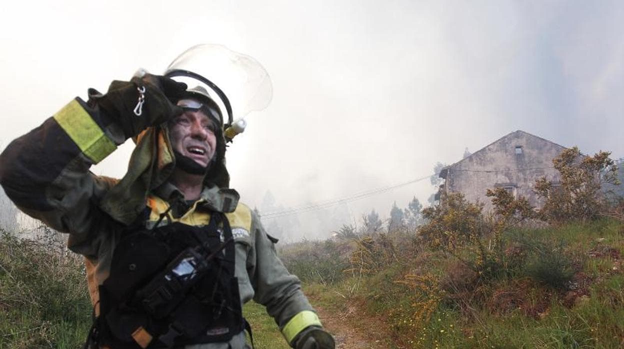Un brigadista en el incendio de Rianxo este marzo