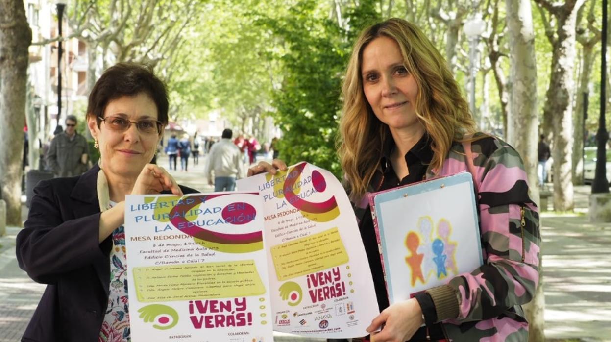 Ángela Melero y Julia Gutiérrez portan los carteles de la mesa redonda y el festival «Ven y verás»