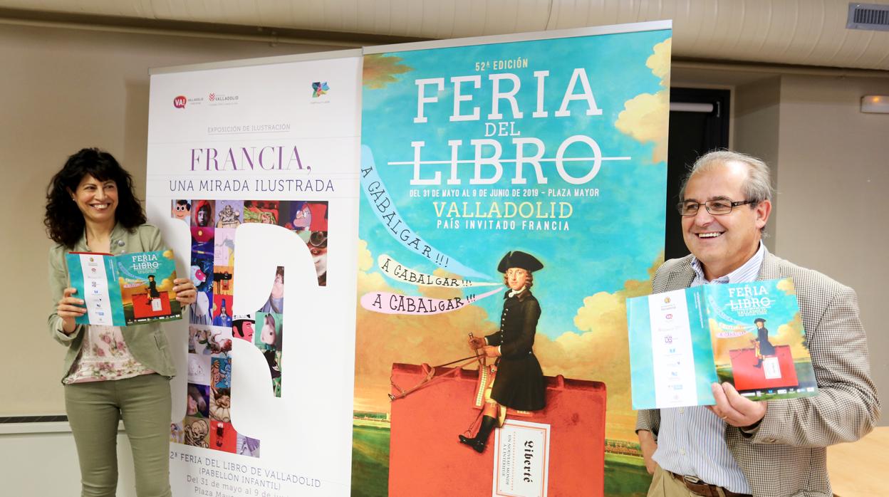 La concejal Ana Redondo y el vicepresidente del Gremio de Libreros, Marco Antonio Blanco