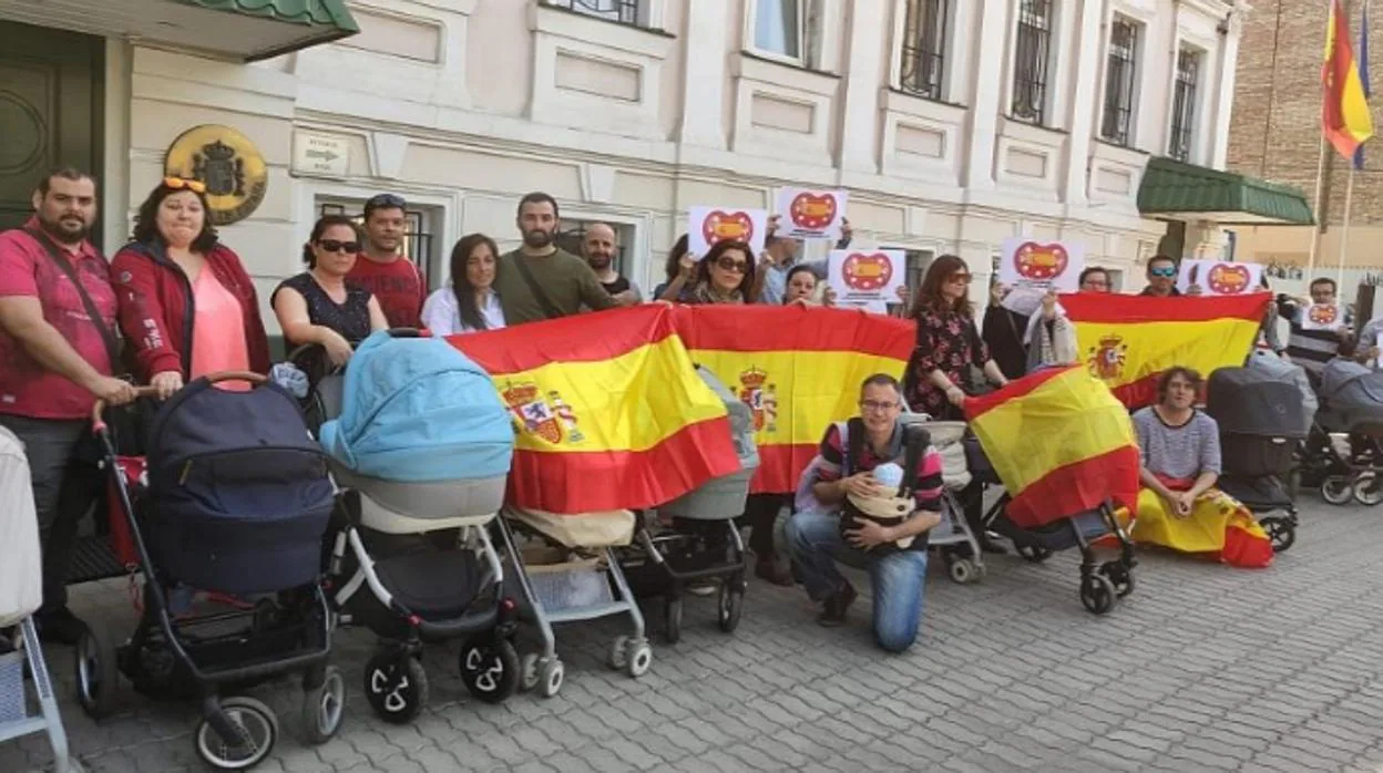 Familias ante la Embajada de España en Kiev, Ucrania