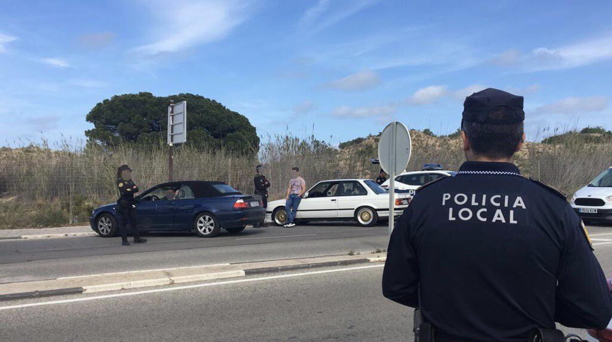 Efectivos de la Policía Local de Elche durante una intervención