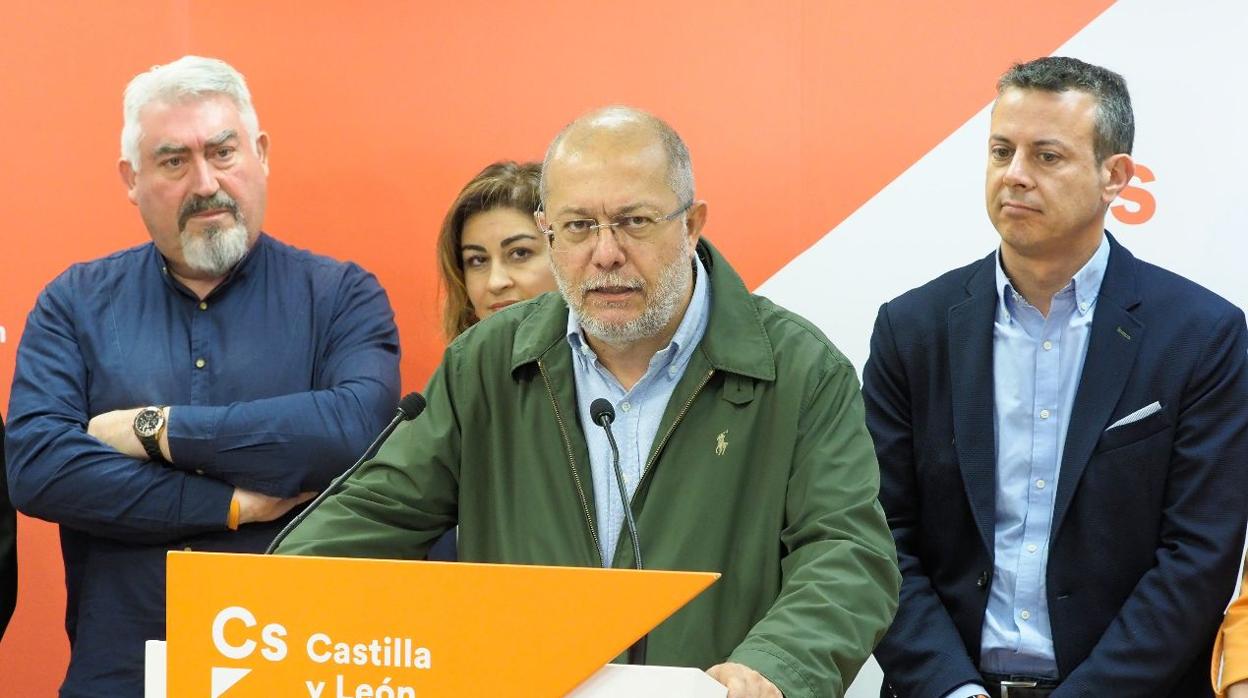 Francisco Igea, rodeado de candidatos de Ciudadanos