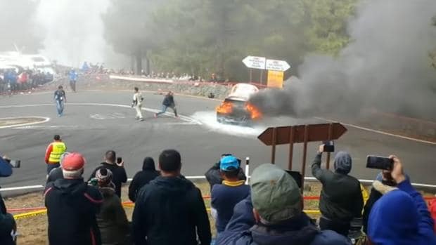 Vídeo: así se incendió en Canarias el coche del piloto de asfalto Daniel Marbán