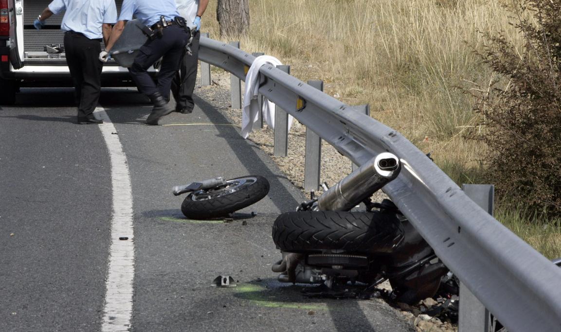 En la imagen de archivo, un accidente de moto tras chocar contra la valla de protección