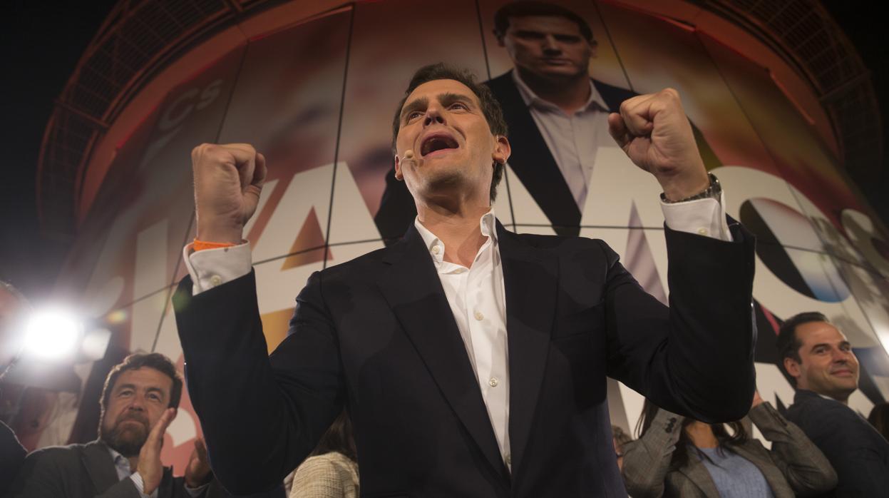 Albert Rivera celebra su victoria la noche electoral