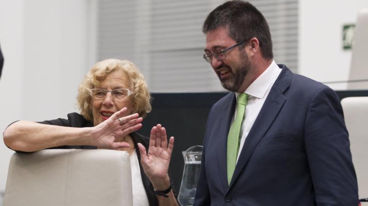 La alcaldesa Manuela Carmena y el edil Carlos Sánchez Mato, en un pleno, que serán rivales en las urnas
