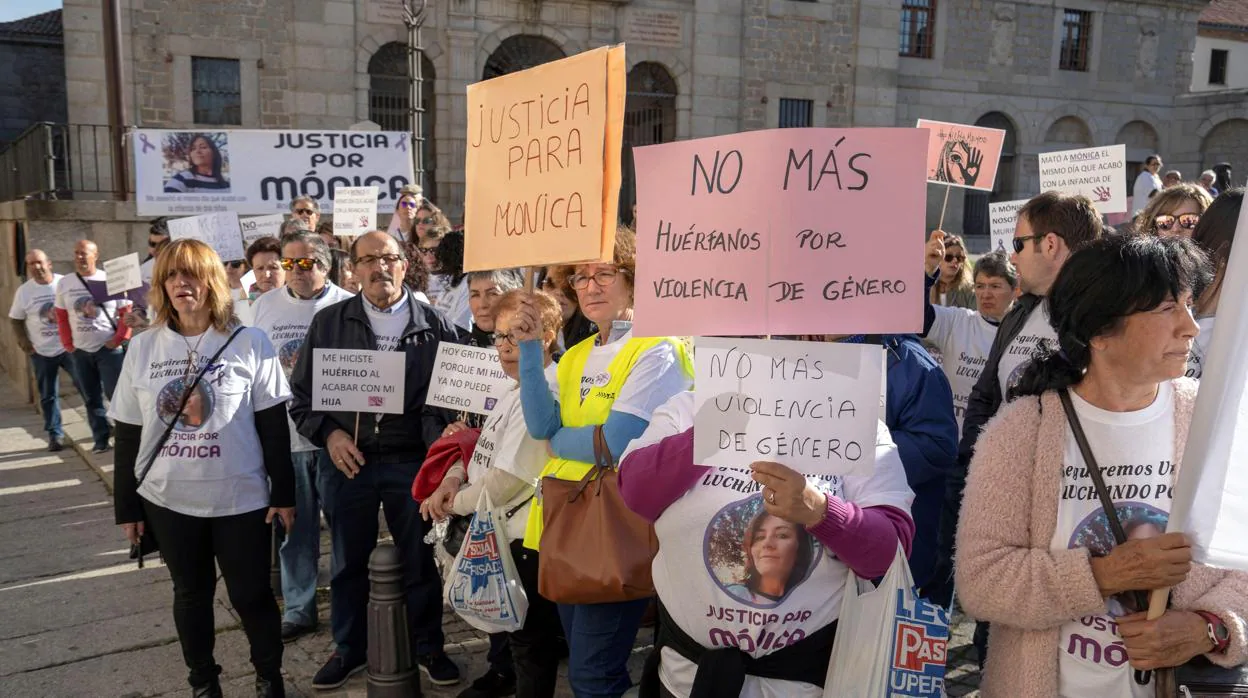Concentración frente a las puertas de la Audiencia de Ávila para pedir justicia por la muerte de Mónica Berlanas