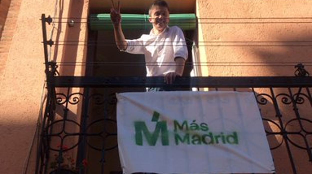 Íñigo Errejón, ayer, colocando una banderola en un balcón de Madrid