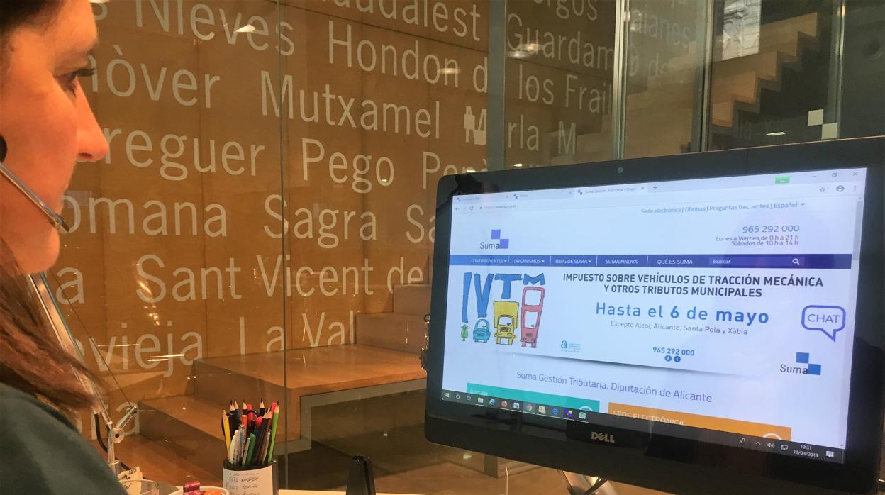 Una empleada de Suma consulta la web del organismo con la información sobre el periodo de pago voluntario del impuesto de vehículos