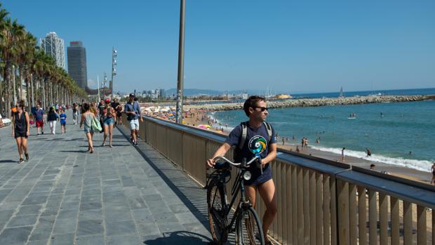 La playa de la Barceloneta recupera la bandera azul