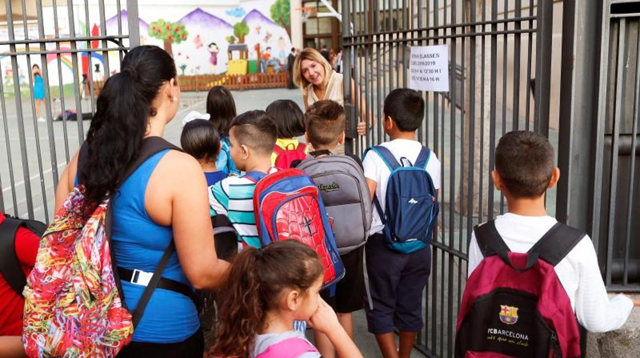 Escolares en un colegio en el primer día de curso