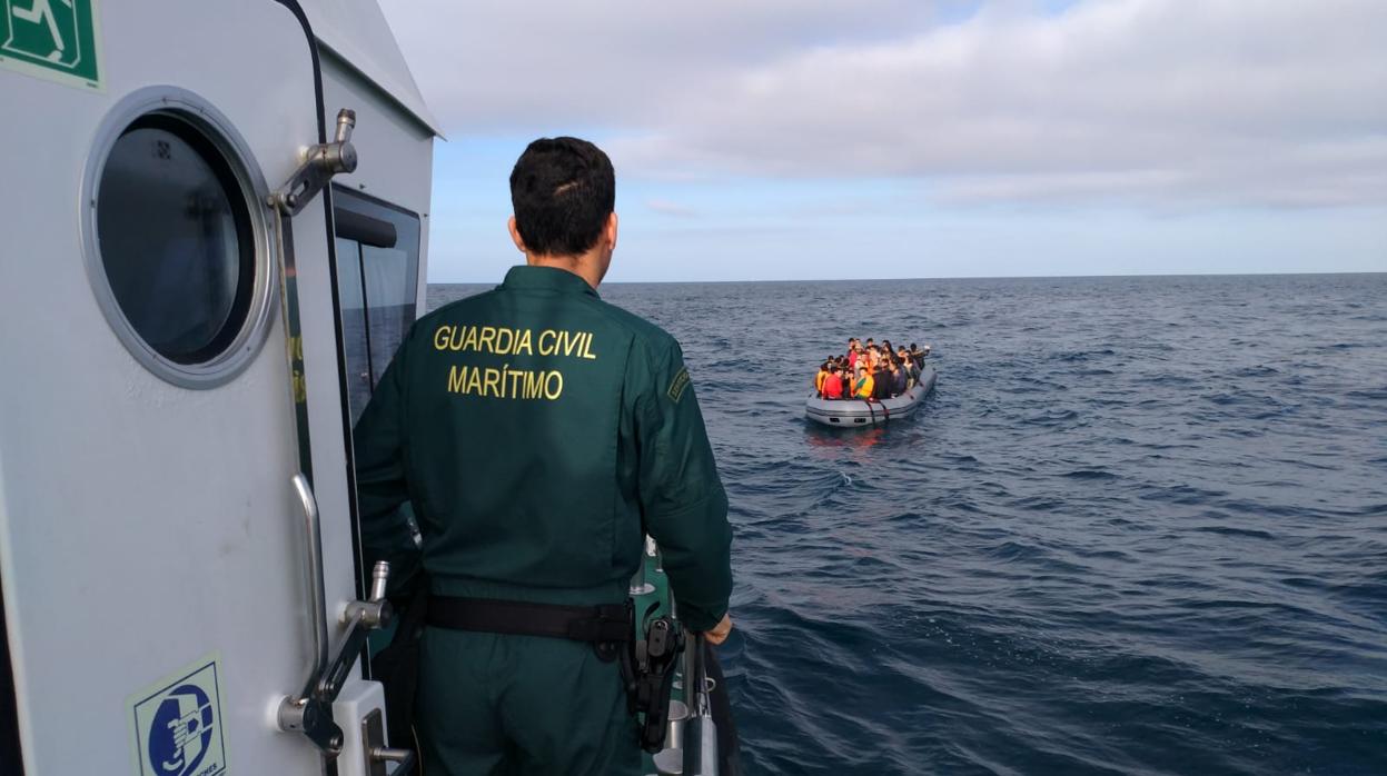 Una de las pateras rescatadas hoy en el Estrecho de Gibraltar