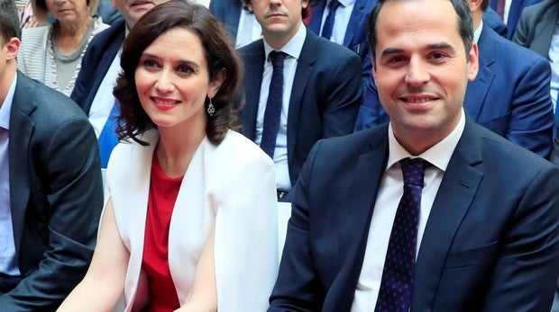 Ayuso y Aguado prometen ampliar la misma línea de Metro