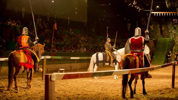 Cena en un torneo medieval: la fusión del teatro con una exhibición a caballo