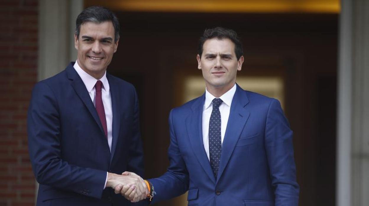 Sánchez recibe a Rivera en el Palacio de la Moncloa