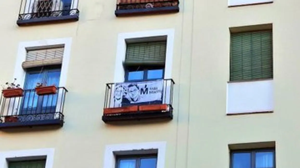 Uno de los balcones con la pancarta de Carmena y Errejón, que el PP ha recurrido ante la Junta Electoral