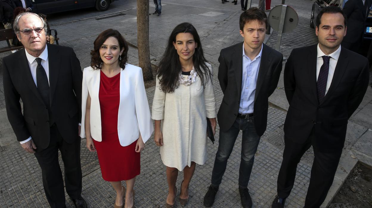 De izquierda a derecha: Ángel Gabilondo (PSOE), Isabel Díaz Ayuso (PP), Rocío Monasterio (Vox), Íñigo Errejón (Más Madrid) e Ignacio Aguado (Ciudadanos), en la plaza de Pontejos