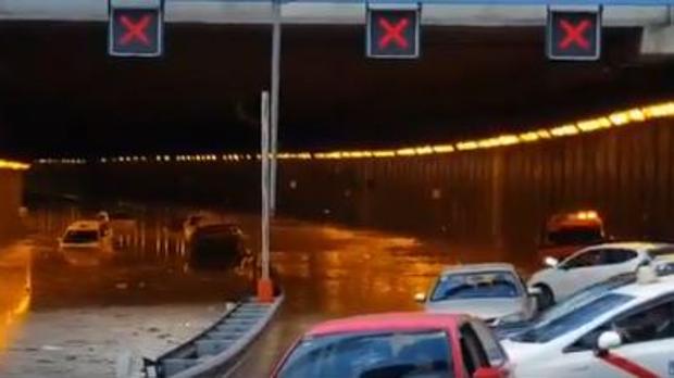 Decenas de coches atrapados en el túnel de la M-14 por una inundación