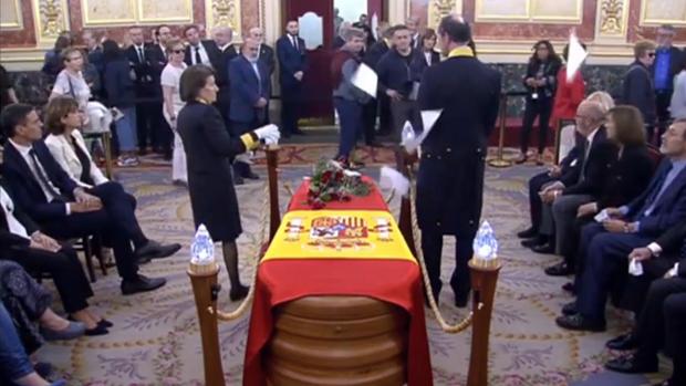 Rubalcaba, últimas noticias de la capilla ardiente en directo: El féretro sale del Congreso