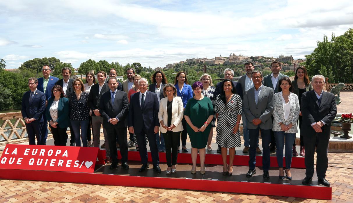 La alcaldesa de Toledo, junto a Josep Borrell y el resto de candidatos a las elecciones europeas del PSOE