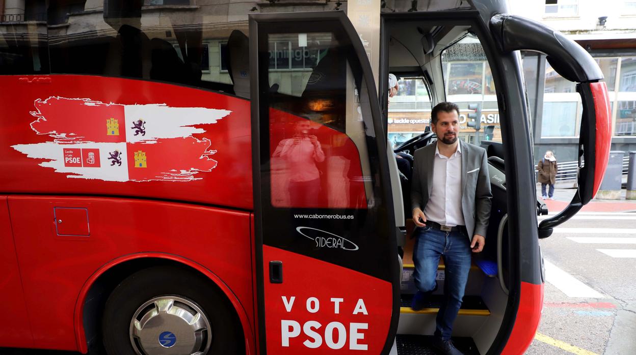 Luis Tudanca baja del autobús de campaña