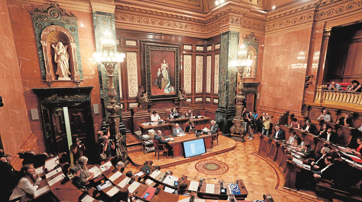 Una vista del interior del salón de plenos del Ayuntamiento de Barcelona, este mandato