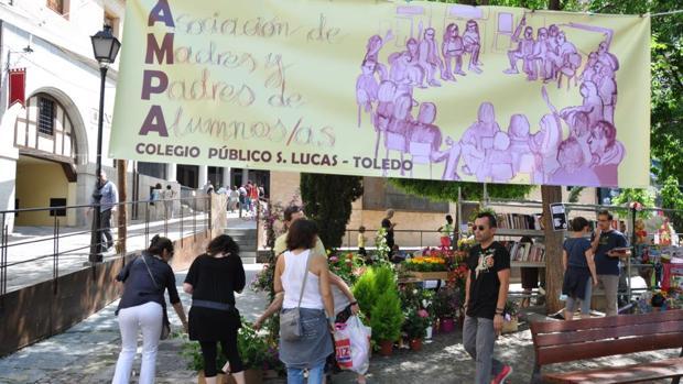 El mercadillo solidario del colegio San Lucas y María regresa este sábado a la Plaza del Salvador