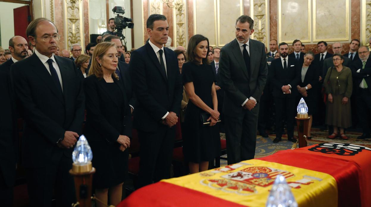 Los Reyes y Pedro Sánchez, entre otros, velaban el viernes la capilla ardiente del exvicepresidente del Gobierno Alfredo Pérez Rubalcaba