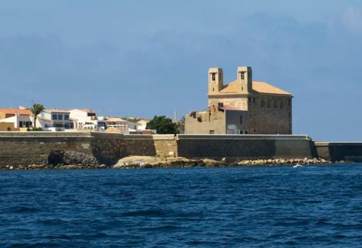 Zona amurallada de la isla, con las vistas más cercanas de Santa Pola y el continente