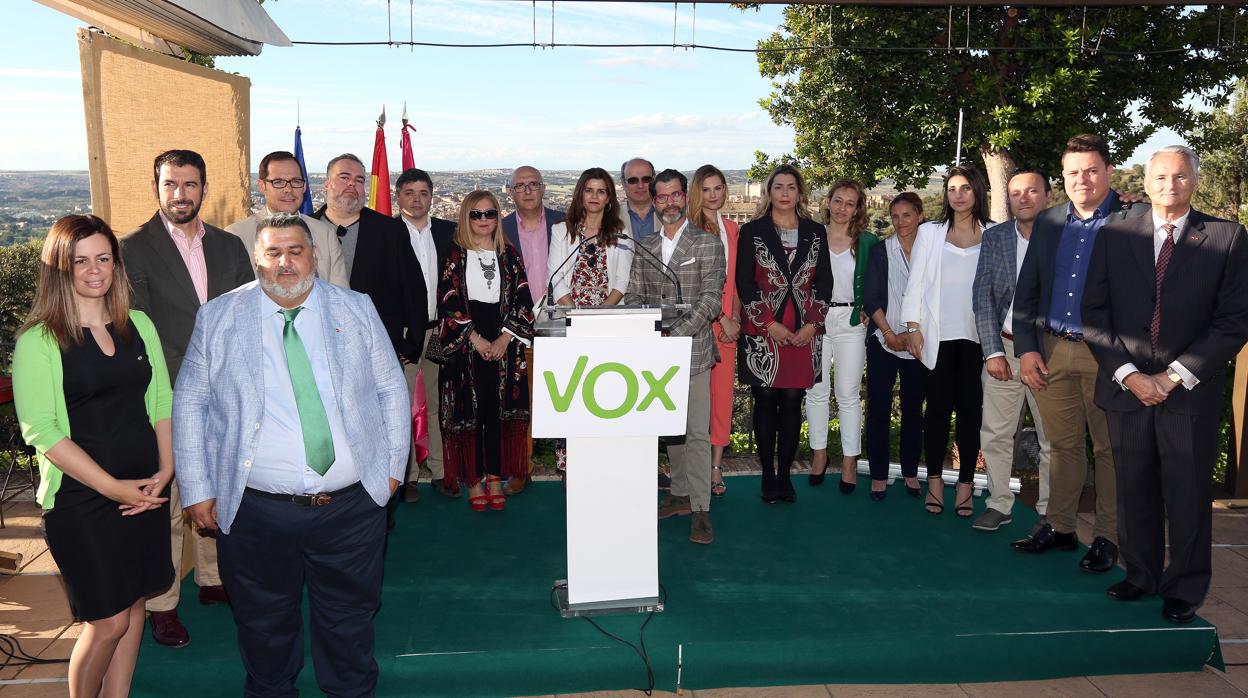 Foto de familia de los candidatos de Vox a la Junta y a la Alcaldia