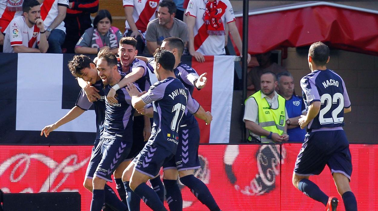 Los jugadores del Real Valladolid festejan la permanencia en Primera