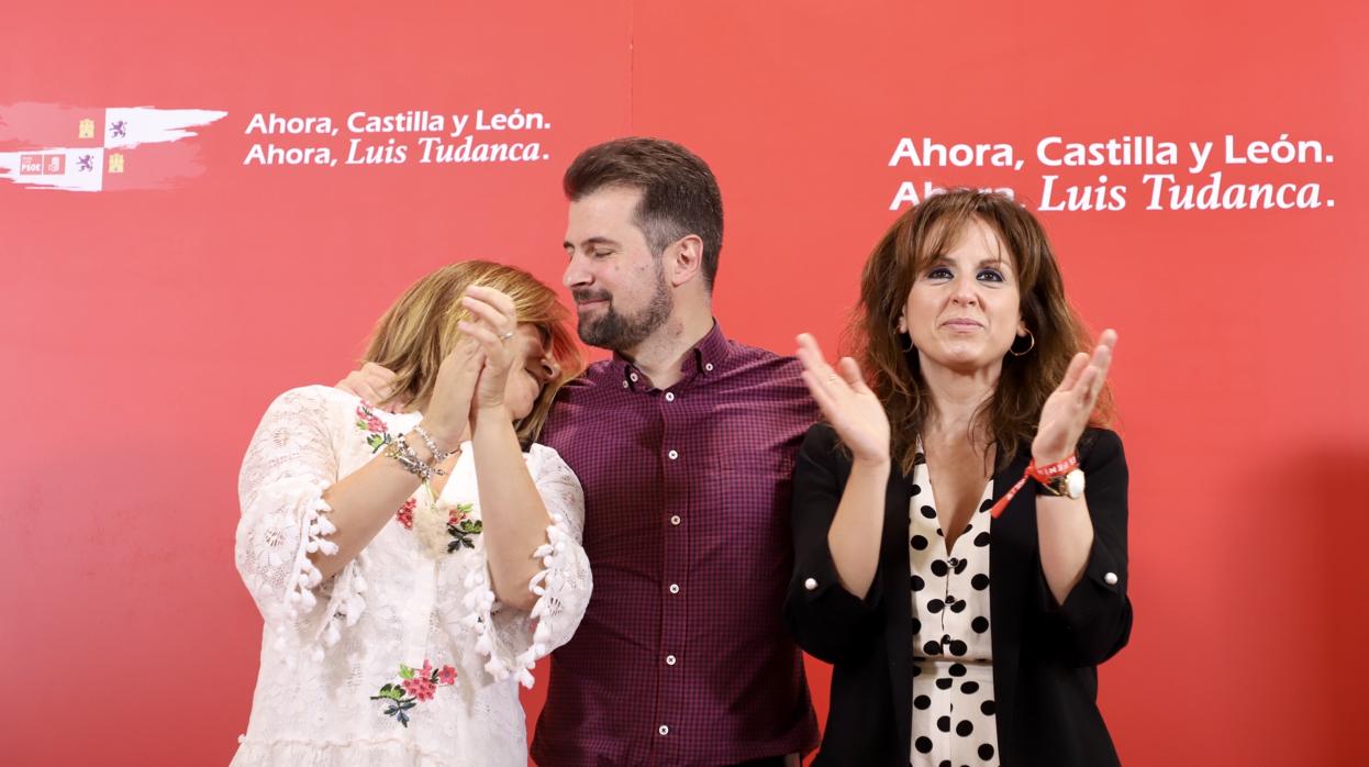 El candidato del PSOE a la Presidencia de la Junta, Luis Tudanca, en el acto electoral celebrado en Medina del Campo junto a la cabeza de lista a las Cortes por Valladolid, Patricia Gómez, y la alcaldesa y candidata a la reelección de Medina del Campo, Teresa López