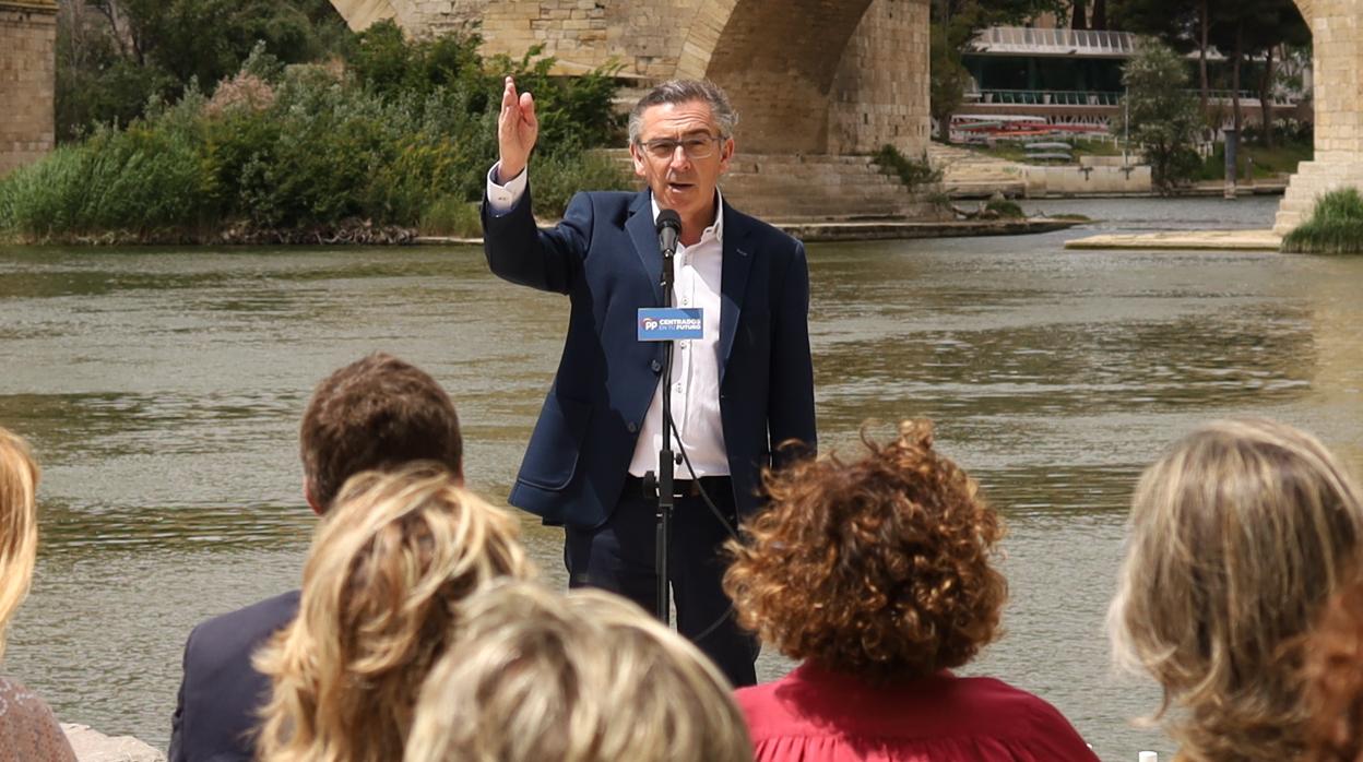 Luis María Beamonte, en un acto del partido en Zaragoza, a orillas del Ebro