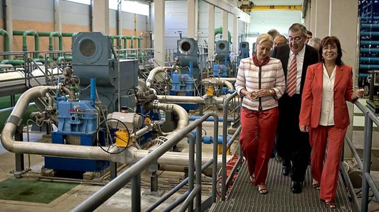 Cristina Narbona (derecha), en la inauguración de la desaladora de Carboneras, el 15 de julio de 2005