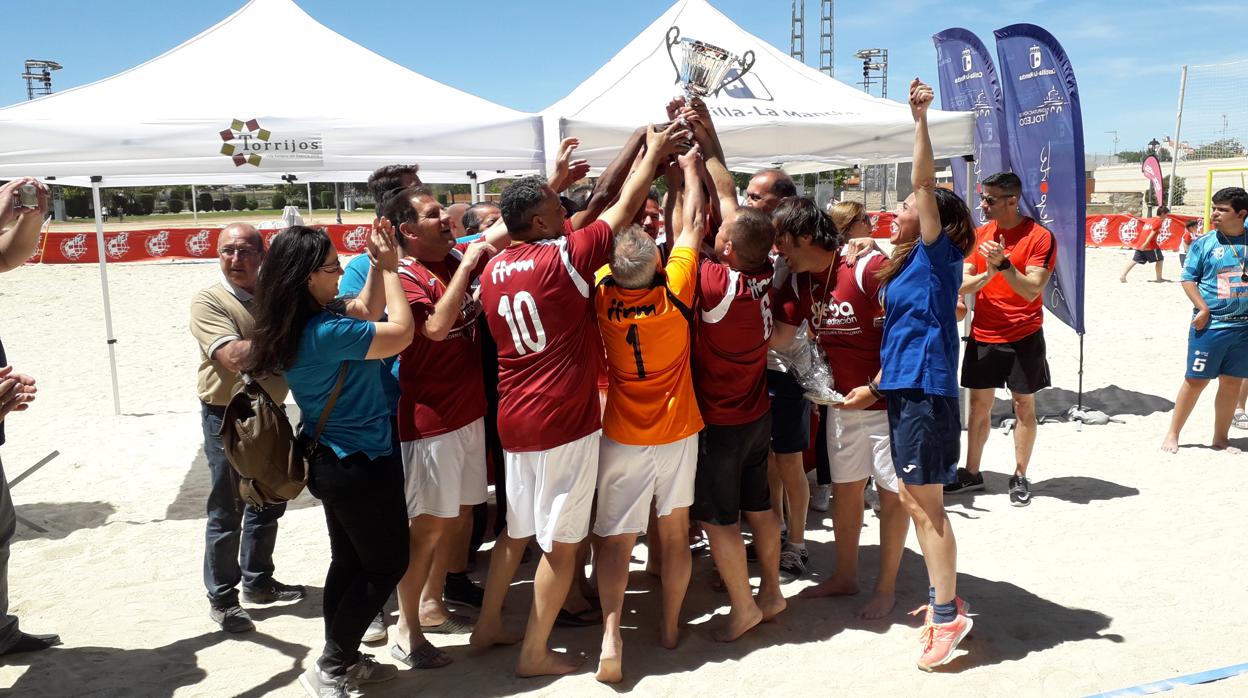 El equipo campeón levanta el trofeo