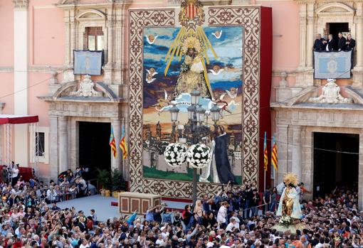 La imagen de la Virgen, a la salida de la basílica