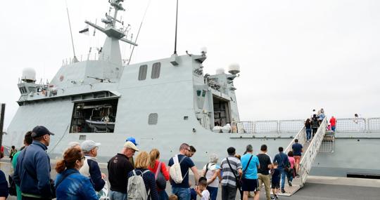 Visita de ciudadanos en Fimar a un buque de la Armada