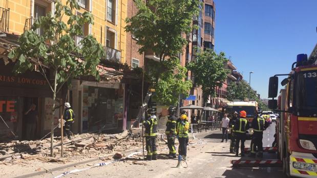 Tres heridos leves tras caer la cornisa de un edificio en Carabanchel