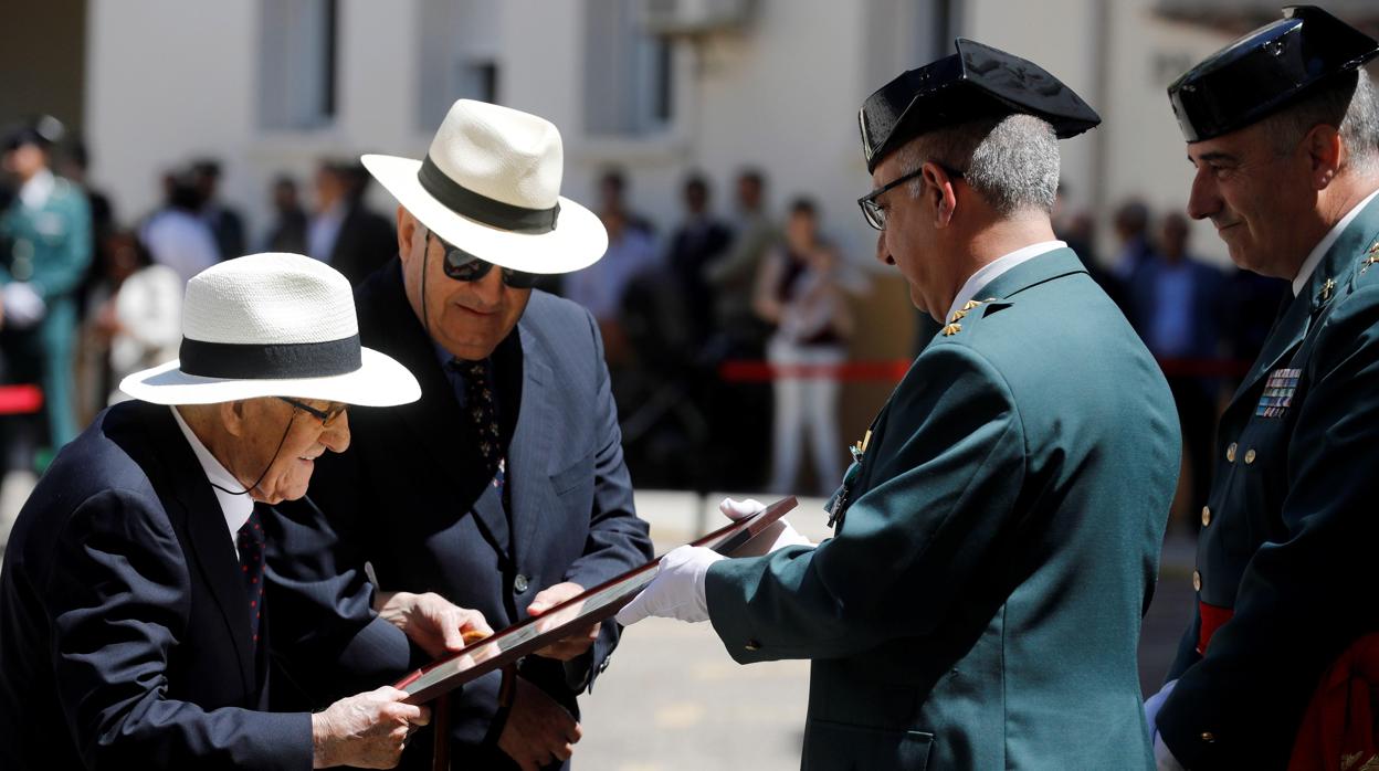 Imagen de Gil Lagarto hacha junto a su hijo en el momento de recibir el reconocimiento de la Guardia Civil